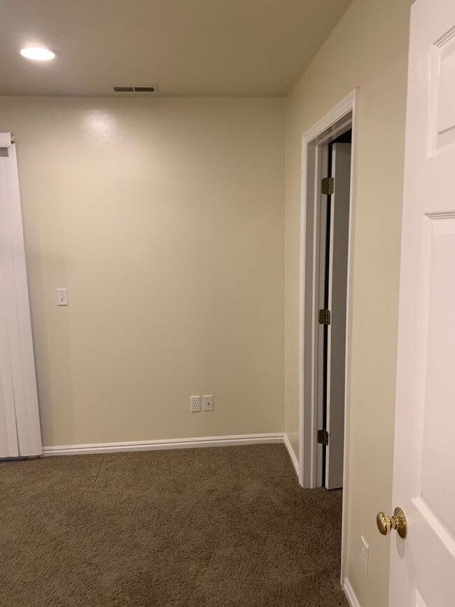 Building Photo - One Bedroom next to Provo Rec Center, Park and near Utah Valley Hospital.