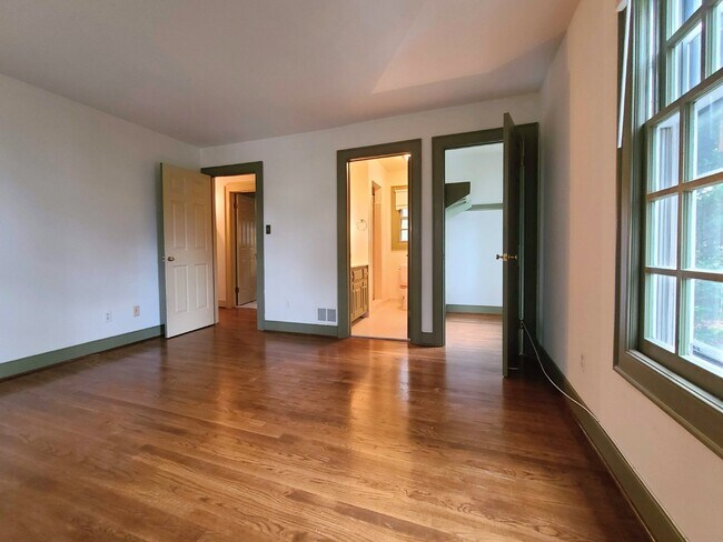 Building Photo - 3 BR, 2.5 BA in Crown Grant
