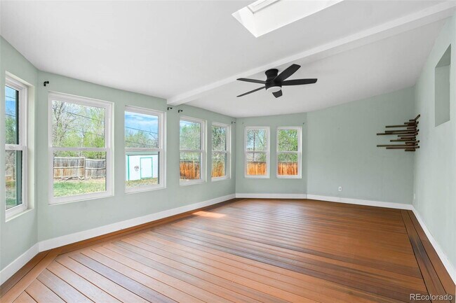 Building Photo - "Charming 3-Bedroom Home with 2 Full Baths in Prime Lakewood Location!"