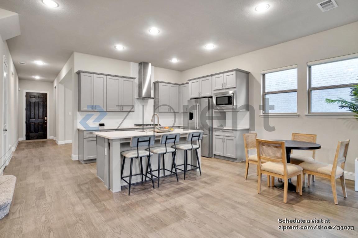 Building Photo - 12790 Royal Oaks Ln