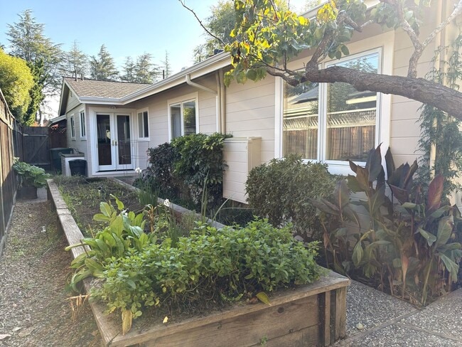 Building Photo - Beautiful Palo Alto Home with In-Law Suite, Central AC & Heated Pool