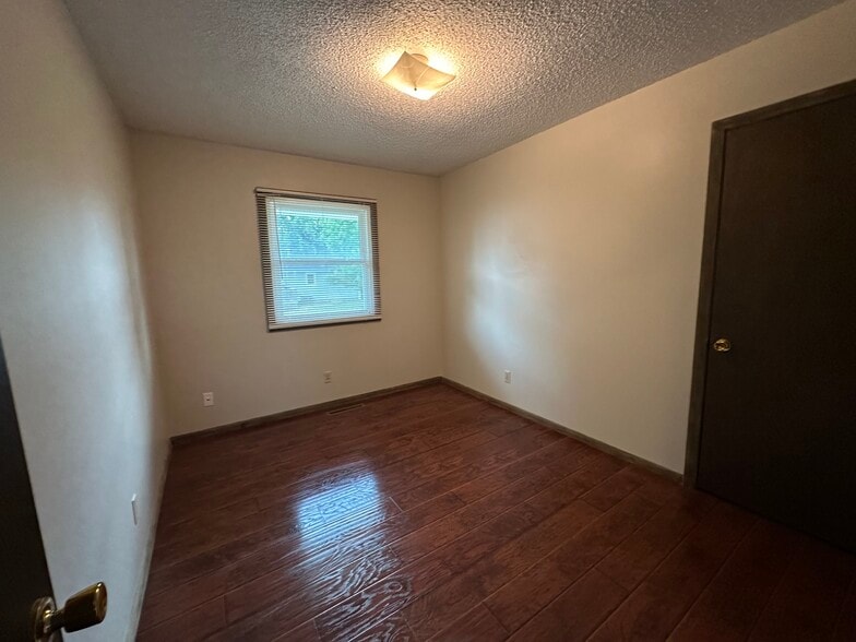 Building Photo - 1311 E 33rd Dr