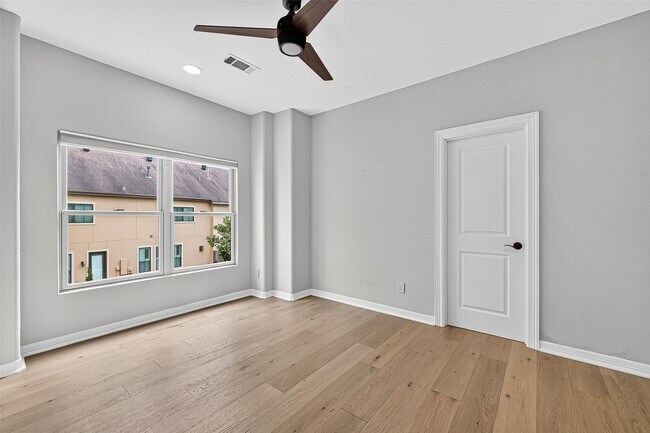 Building Photo - 2731 Stuart Manor