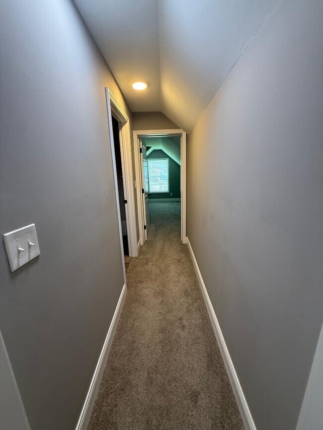 Building Photo - 1012 Oak Hill Dr