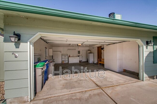 Building Photo - 2924 S Holden Ave