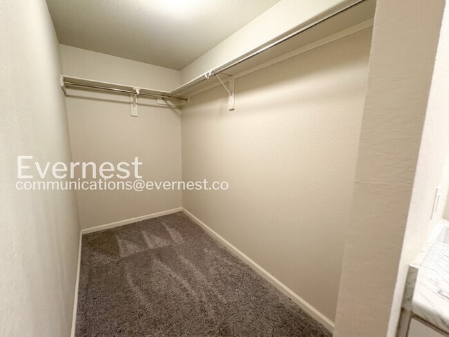 Building Photo - 4 Bed, 2 Bath Home with 2 Car Garage / Available Now!