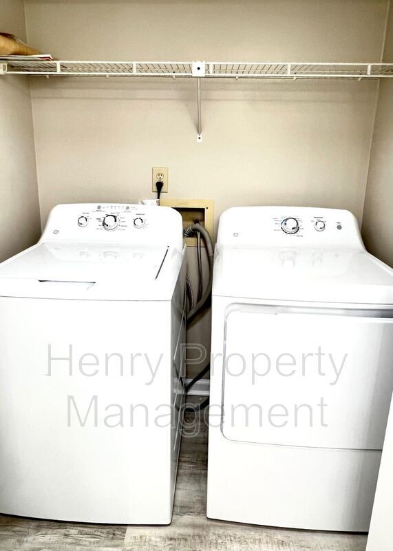 Building Photo - 833 New Kent Pl