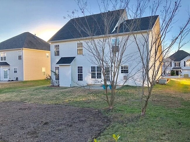 Building Photo - Stunning 4 bed / 2.5 bath home located in ...