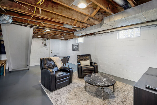 Building Photo - 1128 Exter Dr