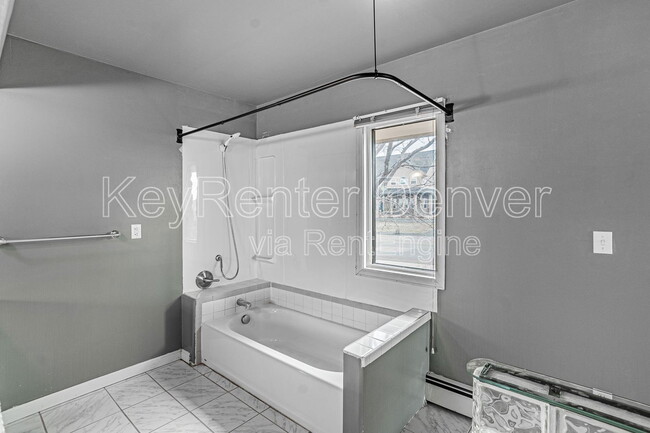 Building Photo - 990 Beech St