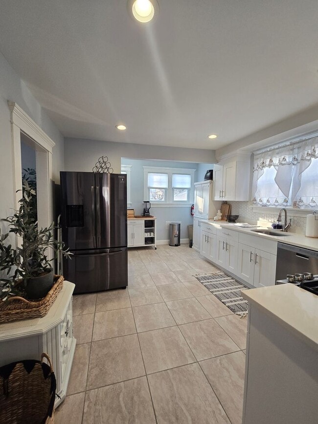 Building Photo - Spacious, meticulously renovated single family: 2-bedroom, 2 full bathroom & finished basement an...