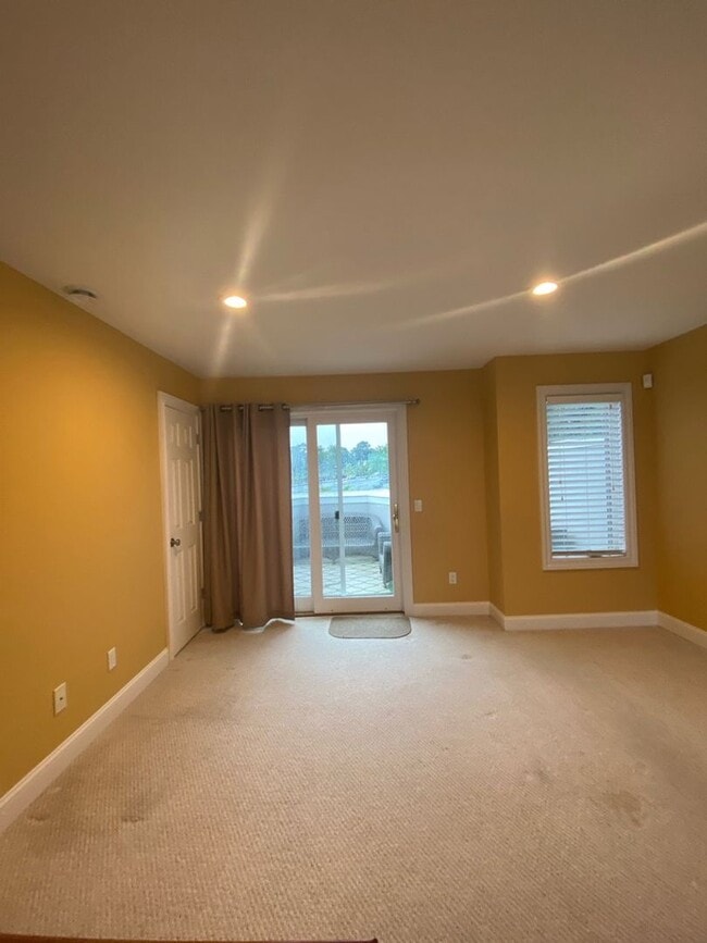 Building Photo - Spacious Townhouse Steps from Tarrytown Wa...