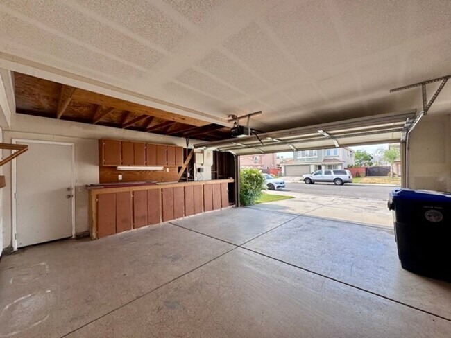 Building Photo - Spacious 4 Bedroom Home with a loft AND bo...