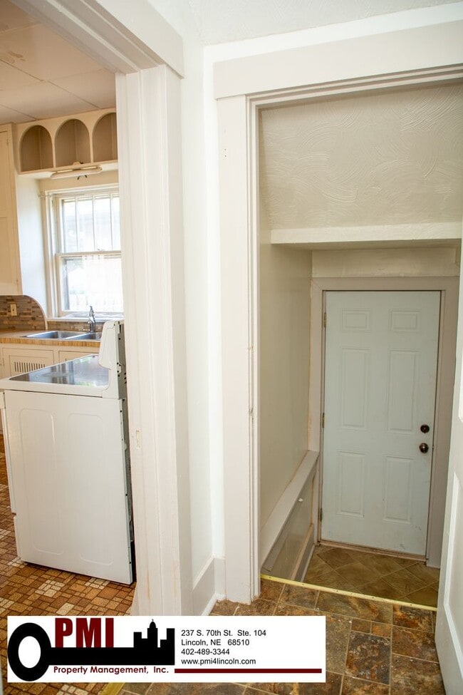 Building Photo - 4 Bedroom, 1.5 bathroom House For Rent; Av...
