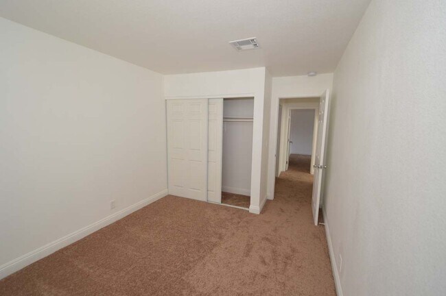 Building Photo - A Spacious and Stylish 2 Bed / 2 Ba Condo Gated Community