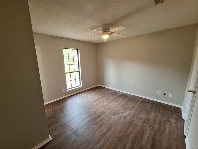 Building Photo - 3044 Cross Creek Dr