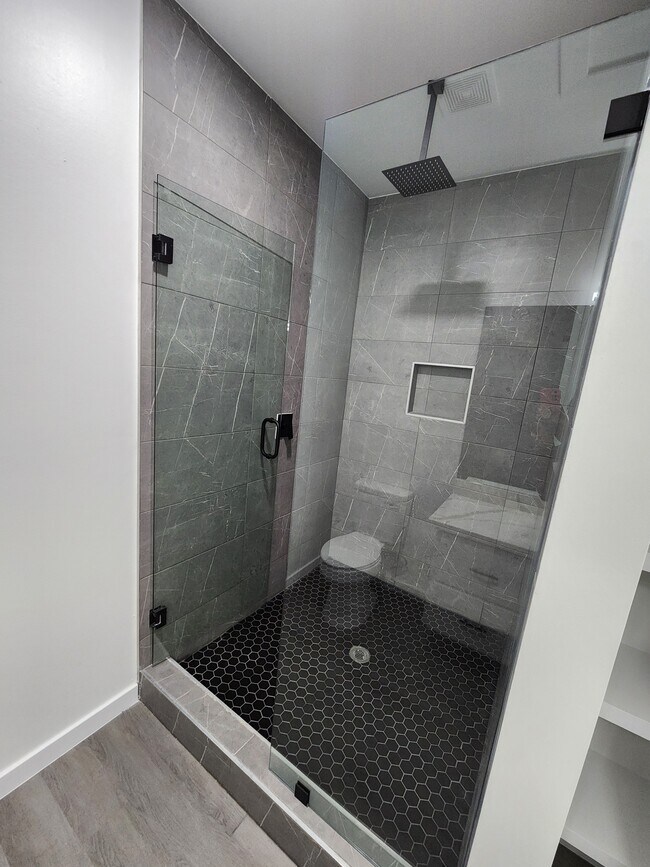 Building Photo - 702 W Seminole Ave