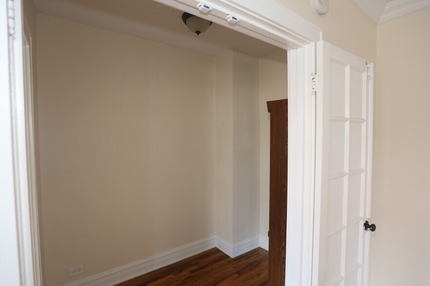 Building Photo - 4742 N Hermitage Ave