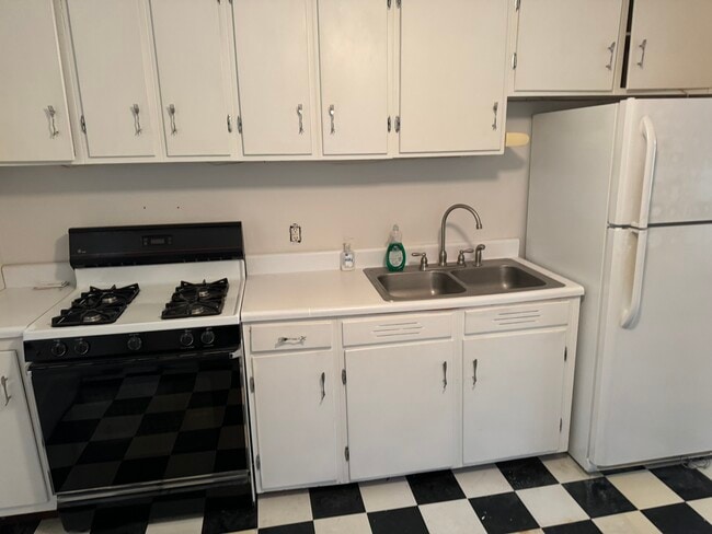 kitchen - 536 Janette Ave SW