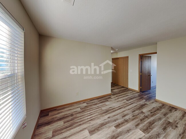 Building Photo - 439 Wellsleyglen Dr