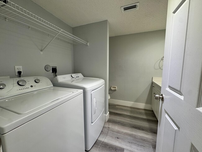 Building Photo - 2216 White Pine Cir