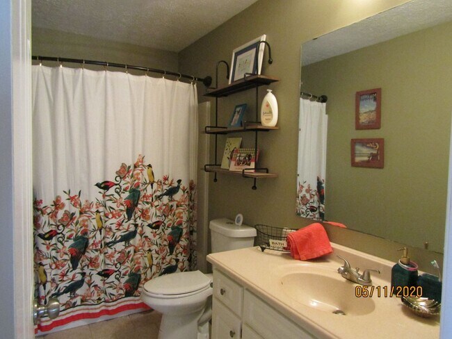 Building Photo - 802 Greenview Cir