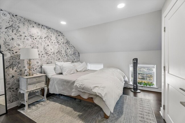 Building Photo - Beautifully Renovated End-Unit Townhome in the Heart of Phoenixville