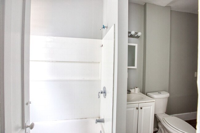 Building Photo - OVERSIZED 3 bedroom 1 bathroom Apartment