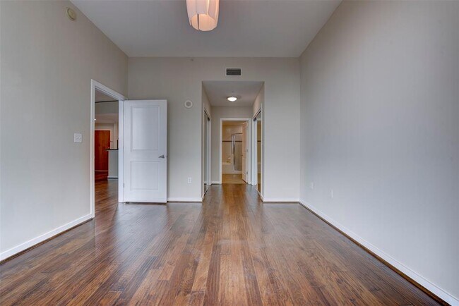Building Photo - 5925 Almeda Rd