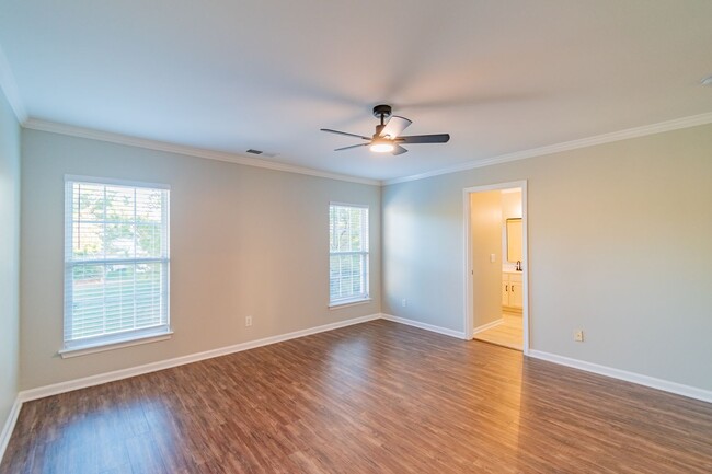 Building Photo - Charming end unit townhome in Matthews!