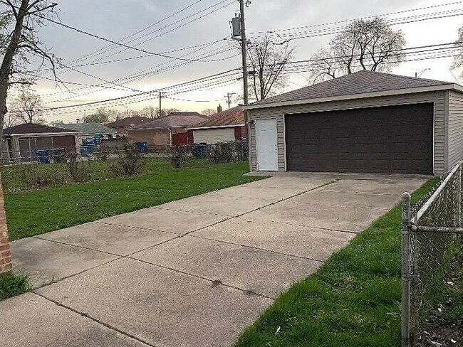 Building Photo - 12723 S Justine St