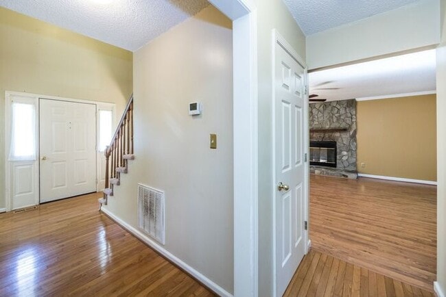 Building Photo - 3BD/1BA Home in Hickory
