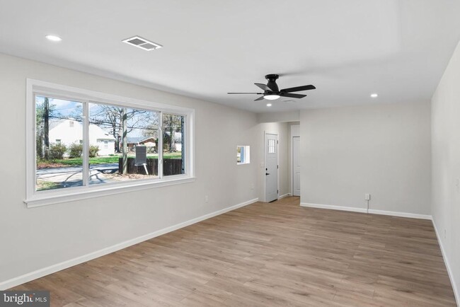 Building Photo - 5004 Barnaby Ln