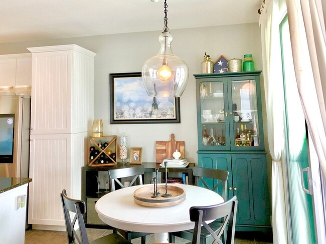 Building Photo - Beautifully Upgraded & Appointed End Condo...