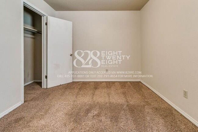 Building Photo - 3 Bedroom/1 Bath Single Family Home Just M...