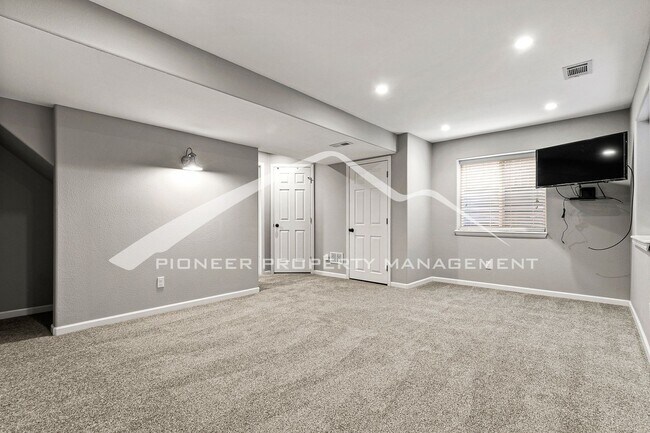 Building Photo - Spacious Home with gorgeous kitchen and central AC!