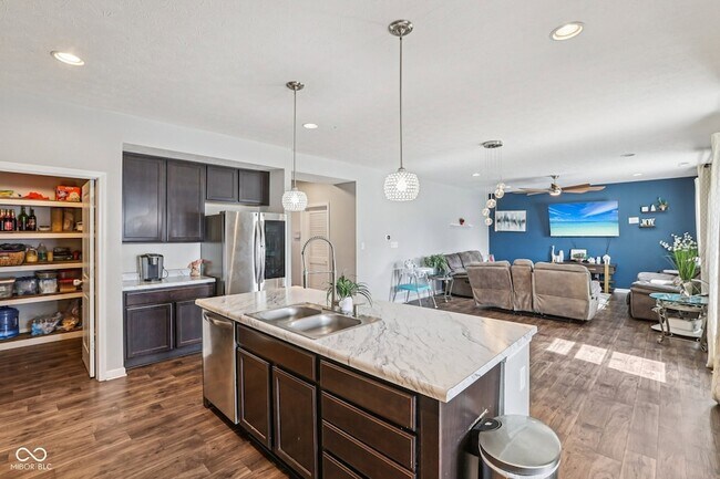 Building Photo - 6673 Laurelwood Dr