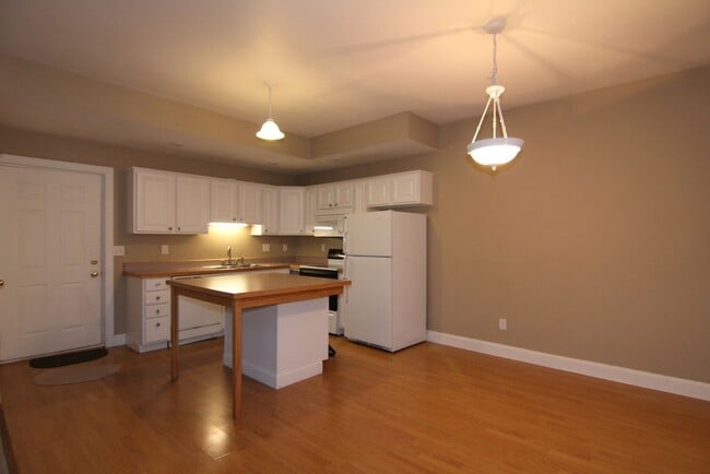 Building Photo - Beautifully Renovated Large 4 bedroom Dupl...