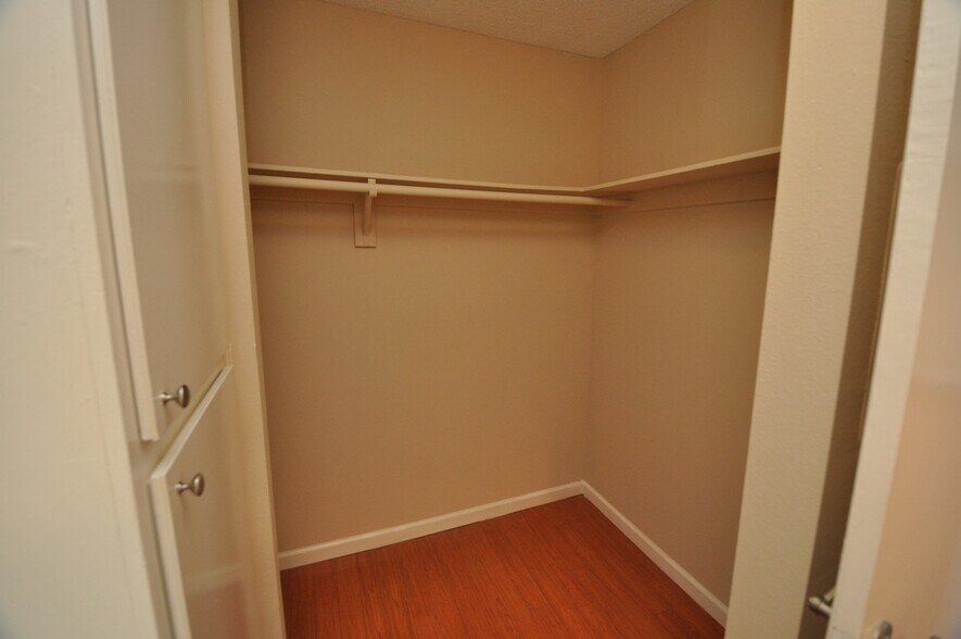 Building Photo - 15049 Burbank Blvd