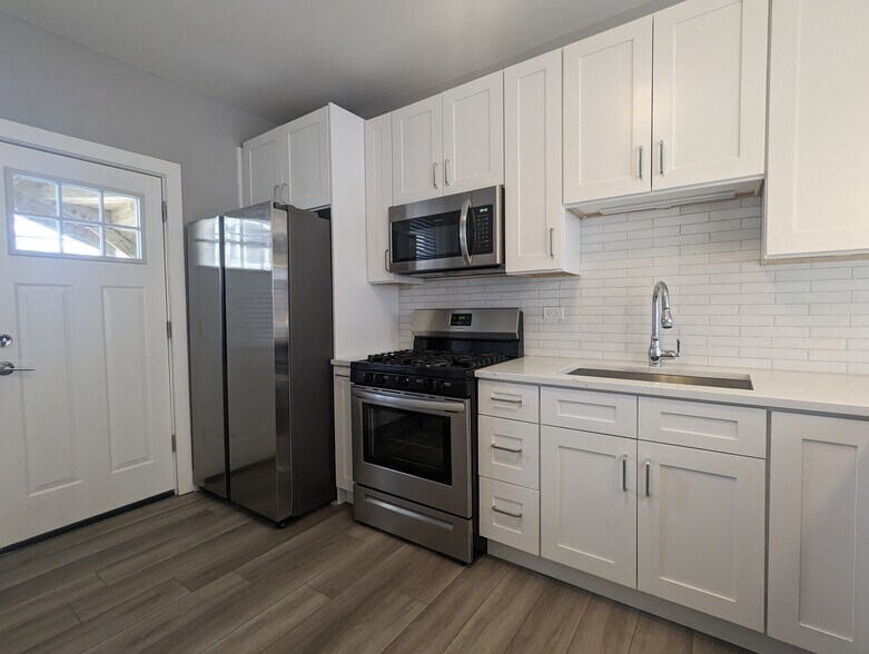 Building Photo - 3935 N Janssen Ave