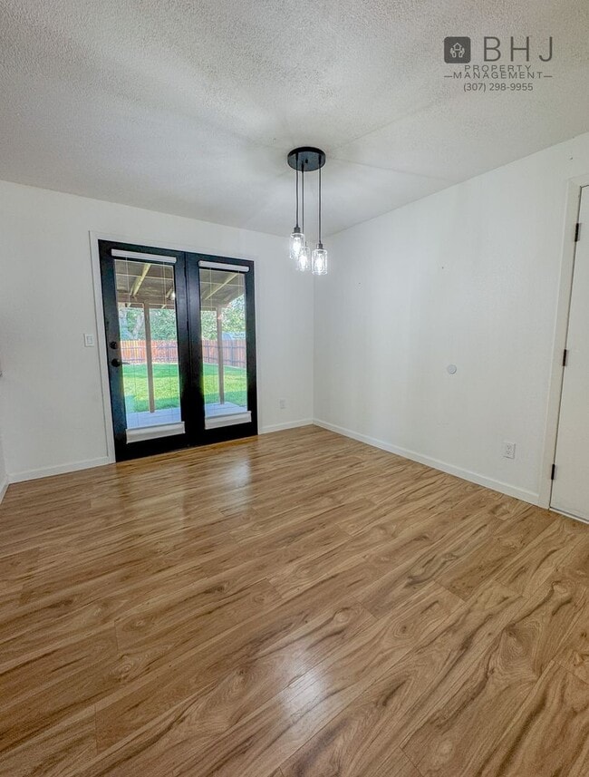 Building Photo - Dog Friendly 2 bed/ 1 bath HOUSE for Rent!