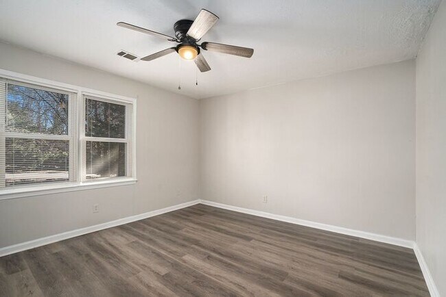 Building Photo - Renovated End Unit Townhome in Snellville!