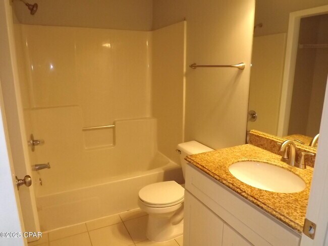 Building Photo - 2712 Oak Hammock Dr