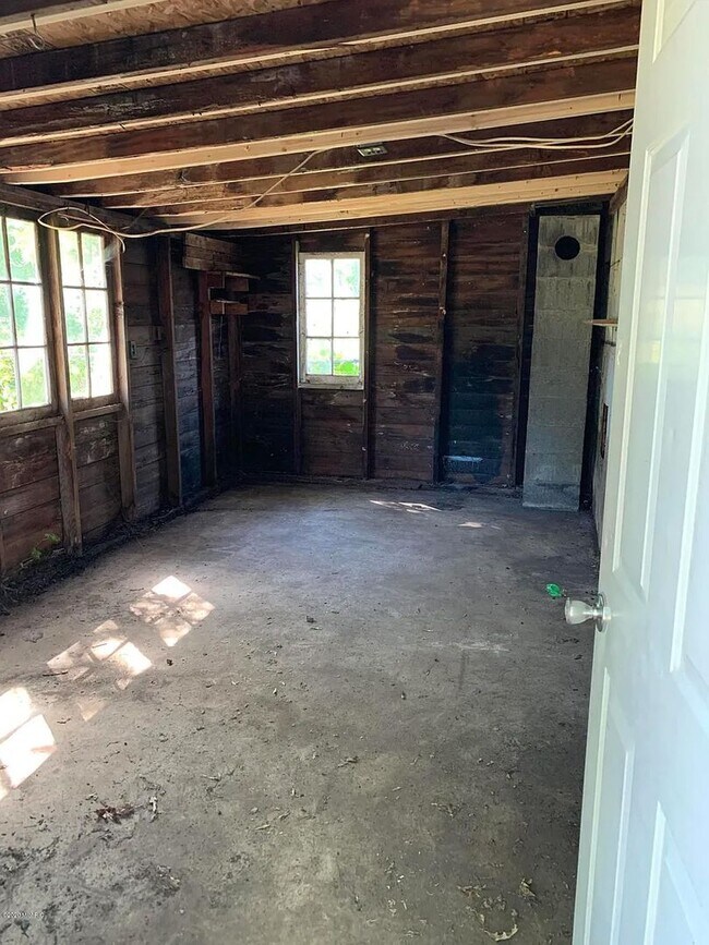 Building Photo - 3 Bedroom Home On Holland's North Side