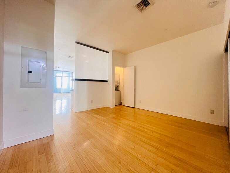 Building Photo - 3810 Wilshire Blvd