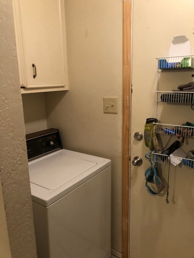 Building Photo - READY TO RENT! 3/2/2