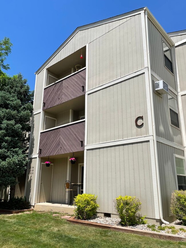 Building Photo - Great 2 Bed 1.5 Bath Condo by Foothills Mall!