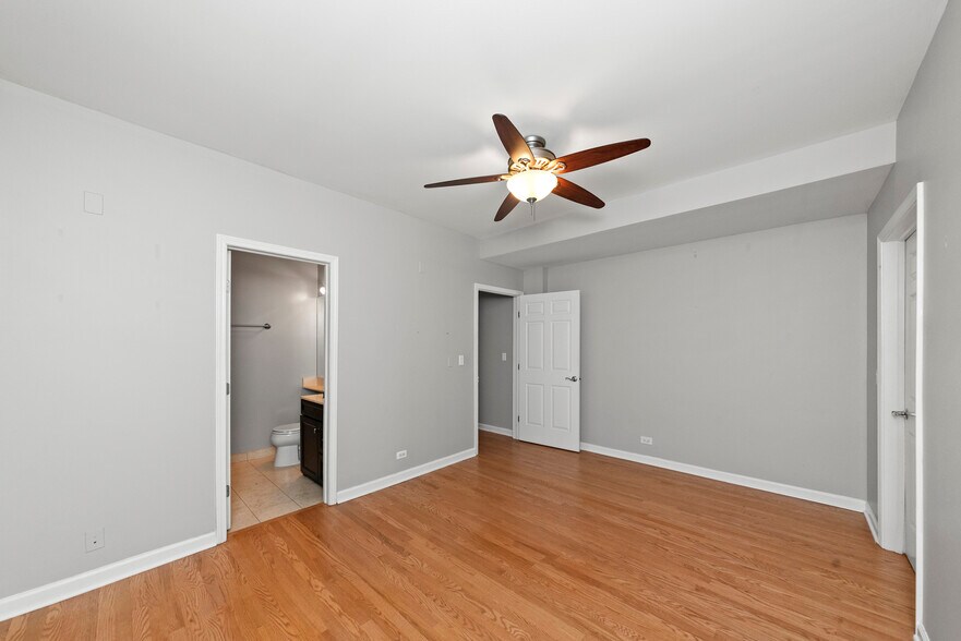 Building Photo - 540 W Oakdale Ave