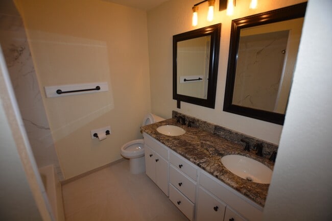 Building Photo - 808 Plum St