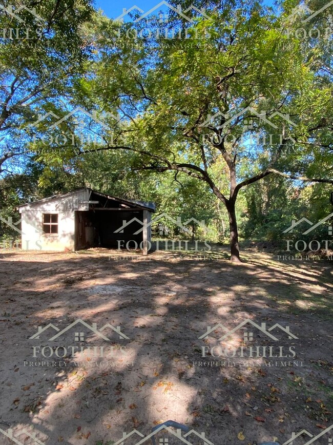 Building Photo - 2-Bedroom Home with Screened Porch and Fen...